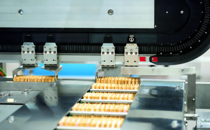 Beckhoff intelligent transport system as cost-effective, compact and highly flexible feeder component in cookie packaging